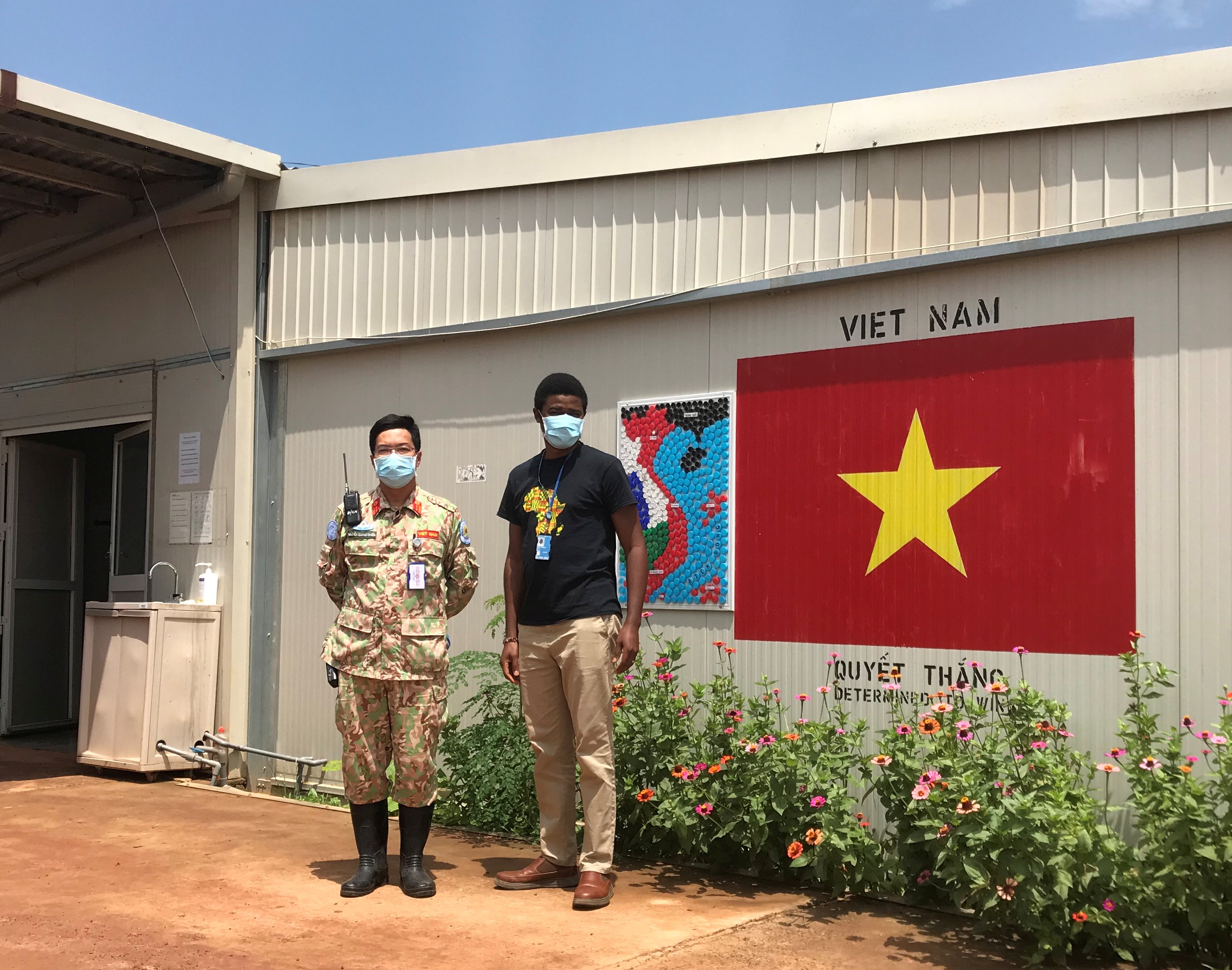 Các bác sĩ bệnh viện dã chiến Việt Nam giúp tôi yên tâm!